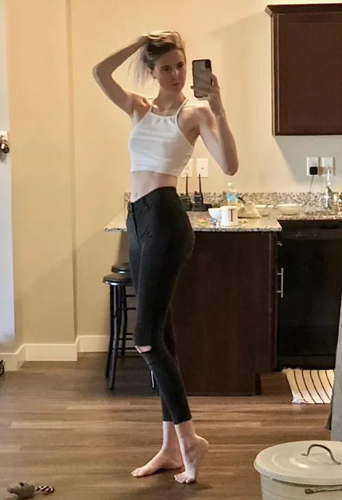 If you had a body like this wouldn’t you show it of[f] as much as possible too. 6’1