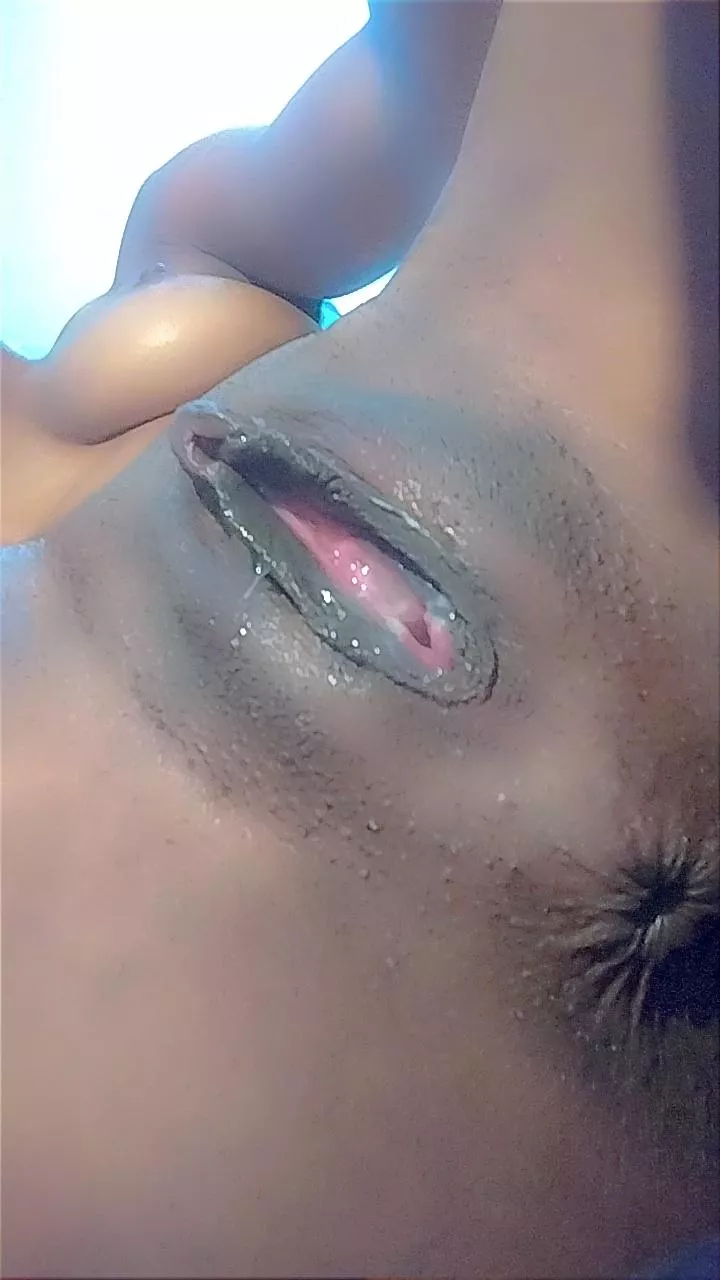 My pussy so wet daddy why don't you come suck on it 🥵👅💦