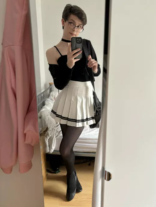 A cute outfit I did with a shoulder bag :3