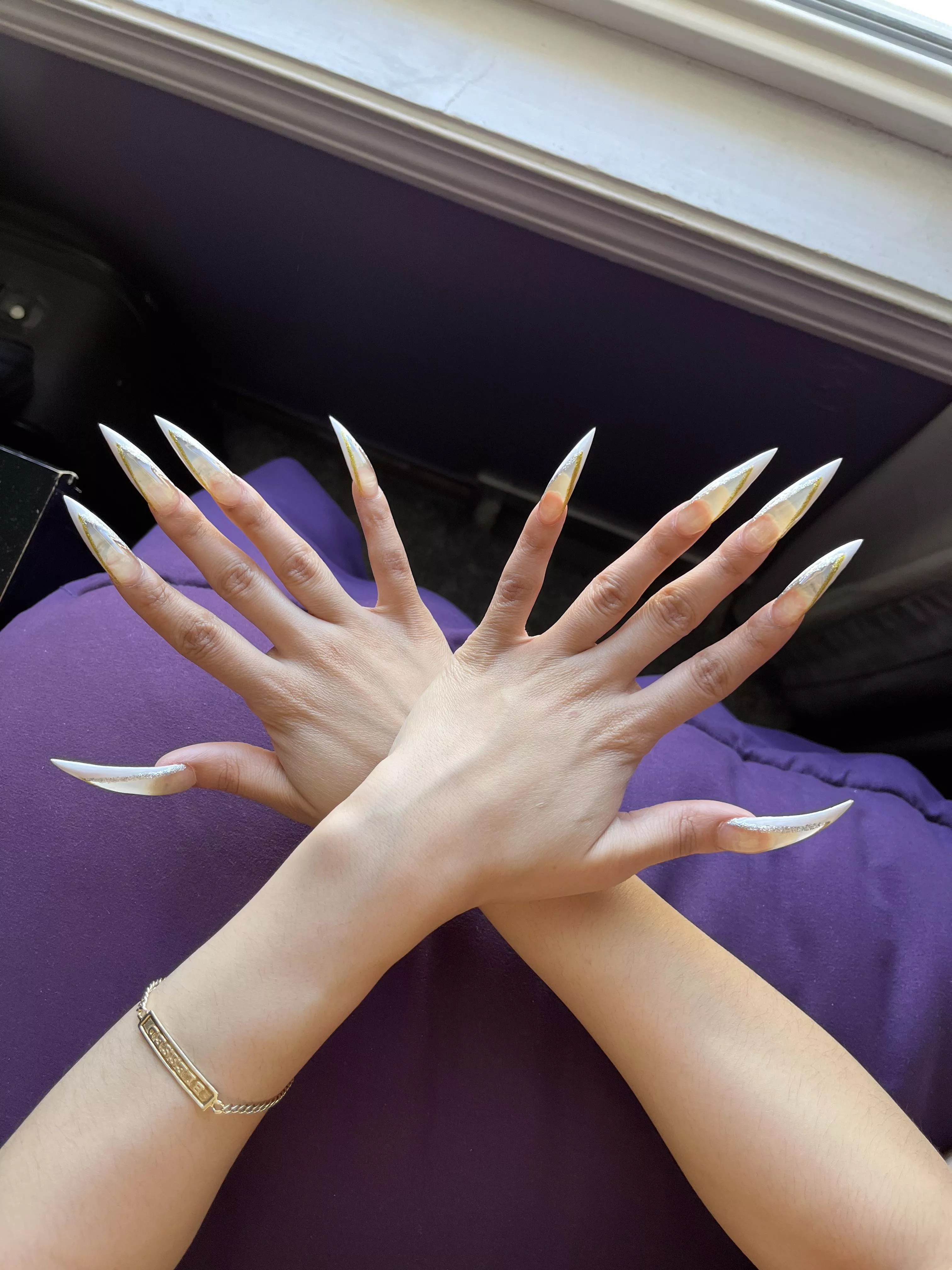 Aren’t my claws so pretty?👀💅🏼
