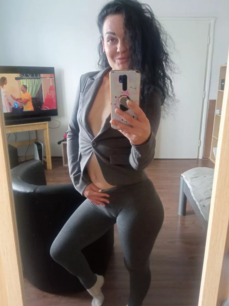 Do you wanna touch her?😌