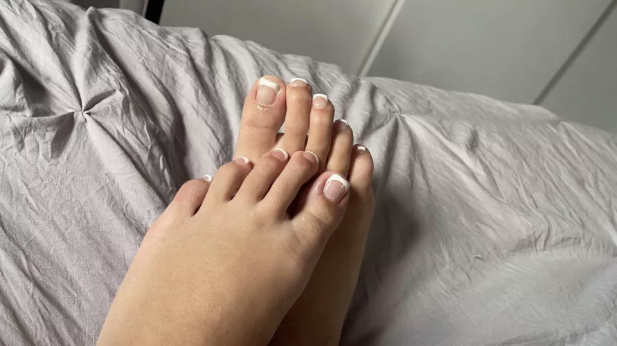 don’t u want to cum all over my cute toes?