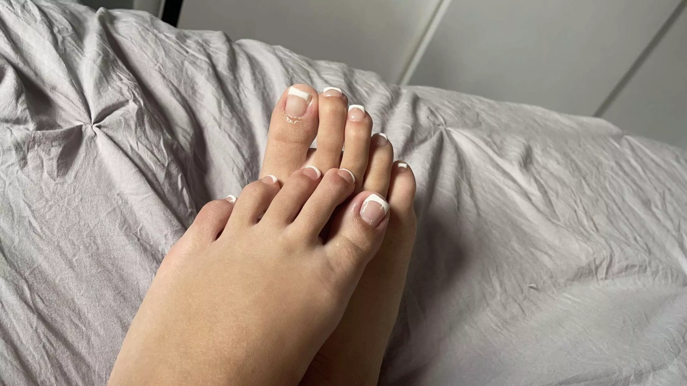 don’t u want to cum all over my cute toes?