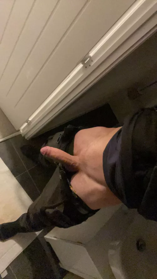 How does this builders cock look hunting out of his work trousers?? 👷🏼‍♂️ 🔨 