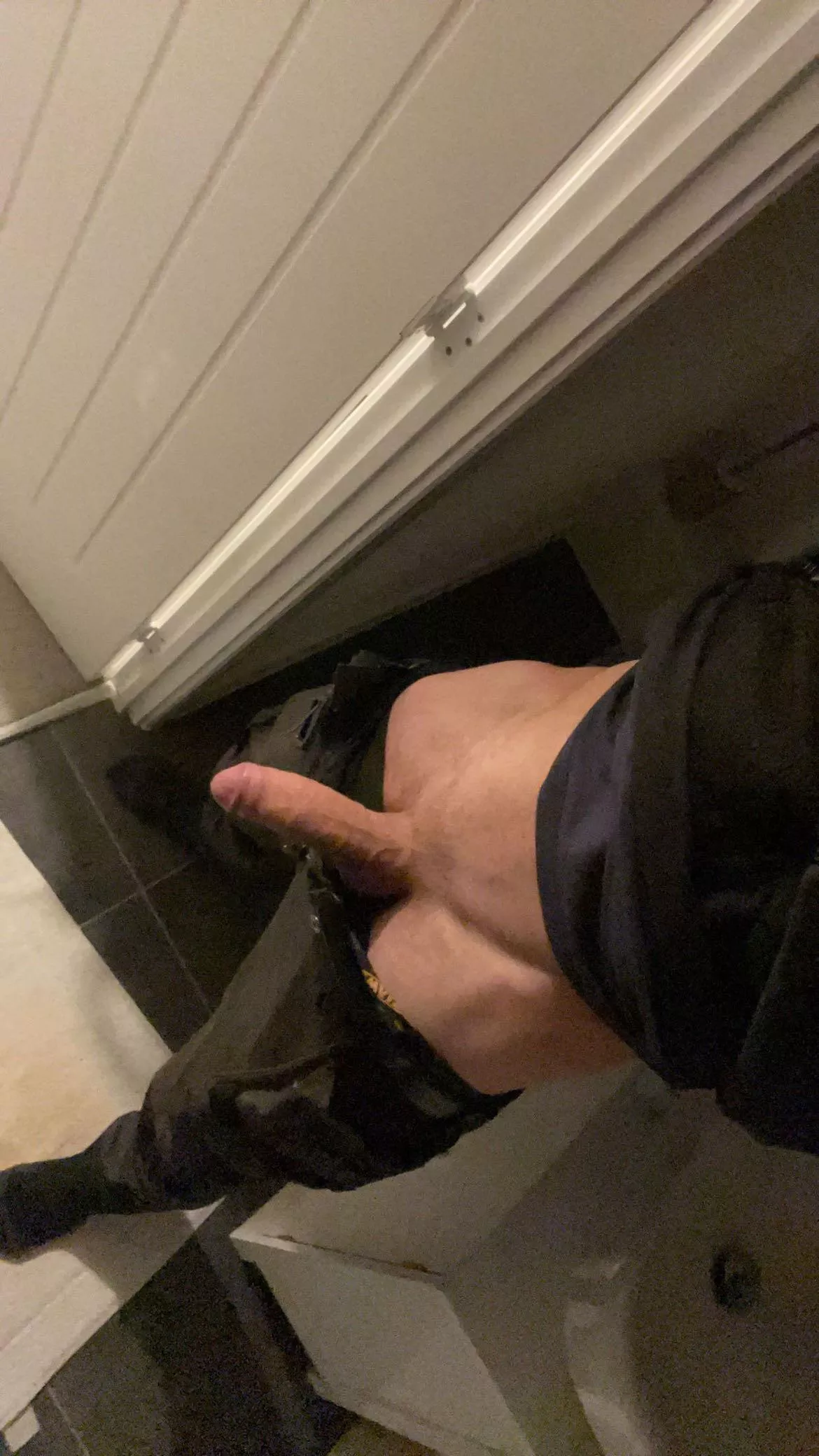 How does this builders cock look hunting out of his work trousers?? 👷🏼‍♂️ 🔨 