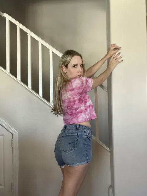 I can look good in a simple outfit on the stairs @Amandastarrly