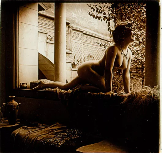 Life cannot be all debaucheries nor can it be all work! It's spring, Ladies and Gentlemen, perfect time to say yes to sport. Look at this young lady dutifully doing her calisthenics in the morn! That is just the kind of form one would dearly like to pos