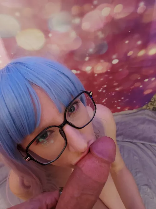 My selfies are cuter kissing a cock