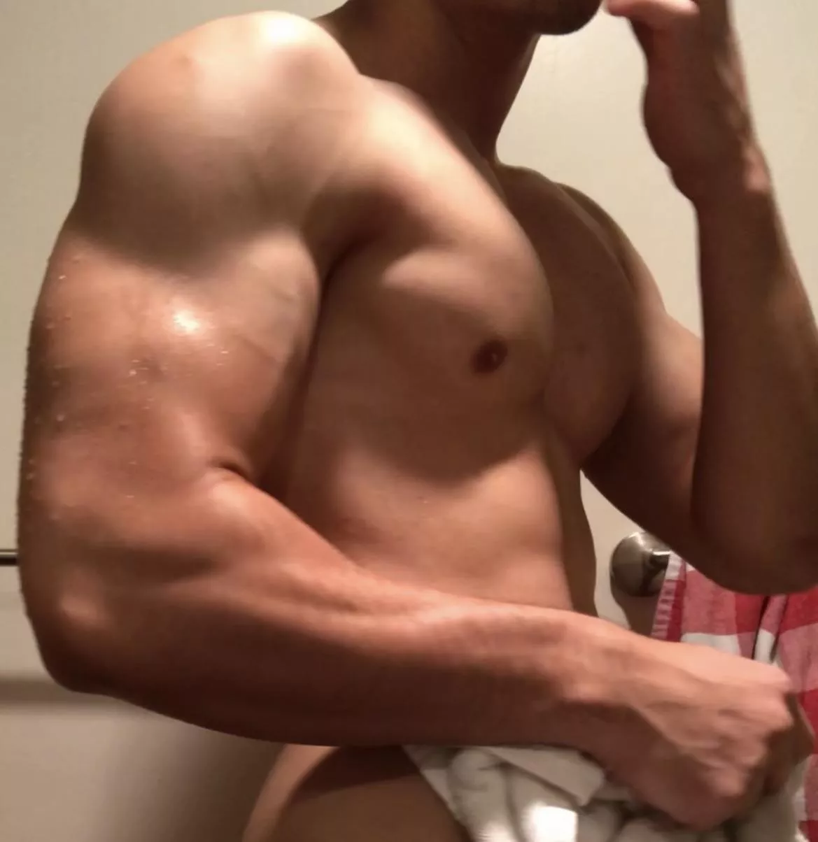 My shredded + strong forearms are looking to lift and carry someone high into the air 😈🥰