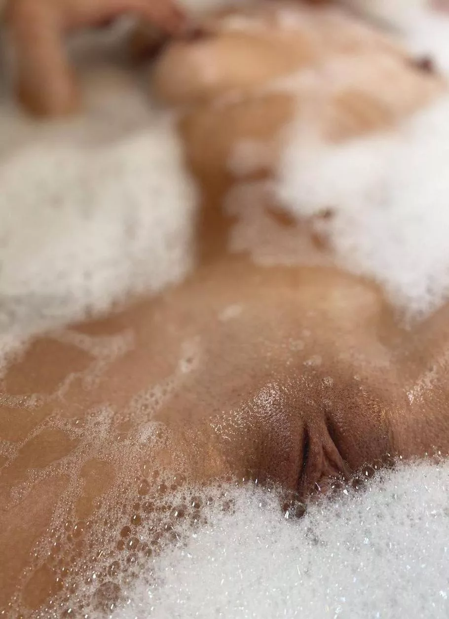 An ideal evening with soapy bath and wet pussy