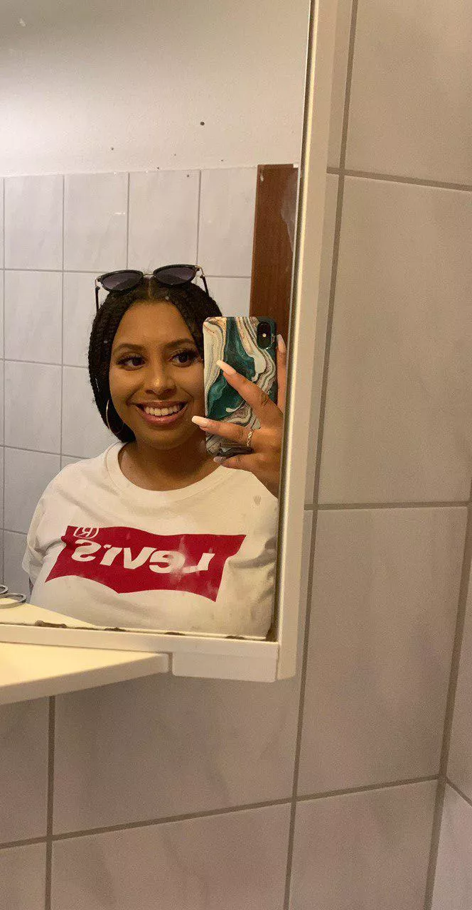 bathroom selfie 🥰