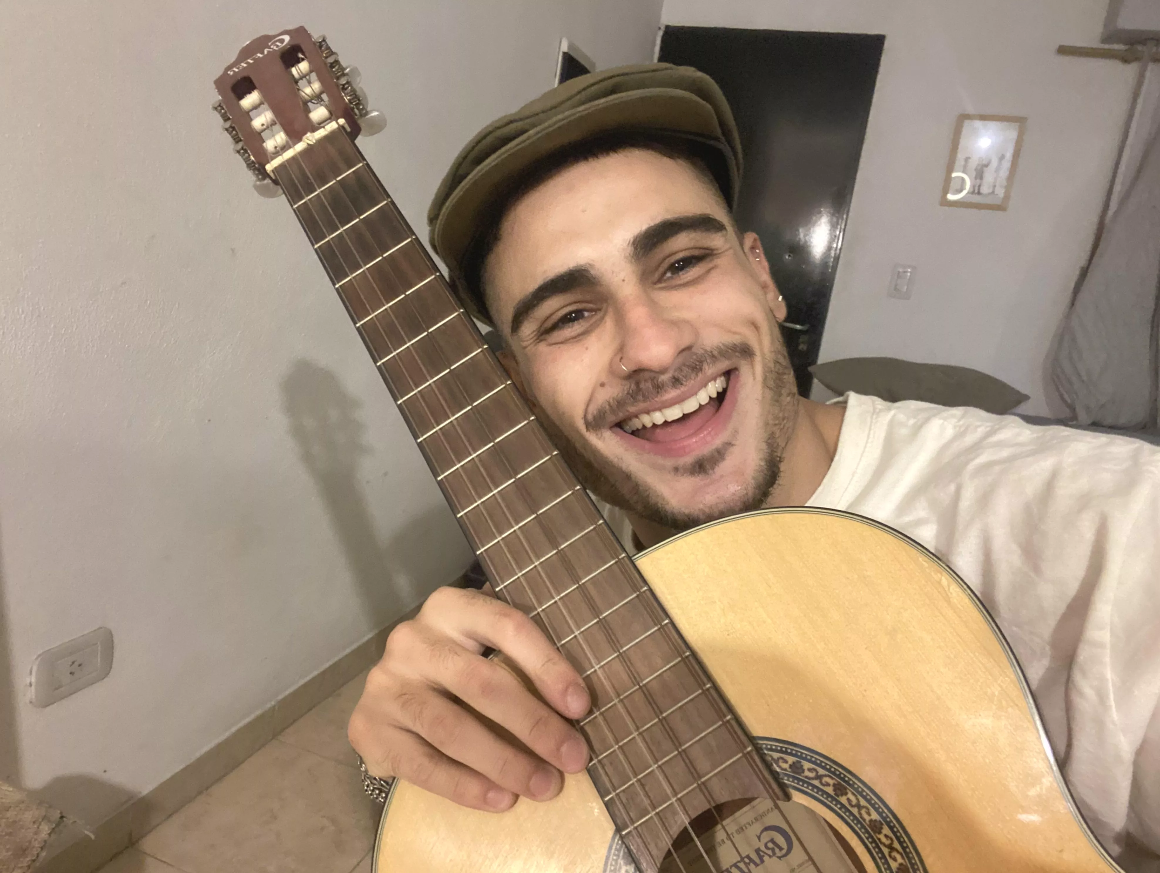 Charming gay Bro strikes a chord