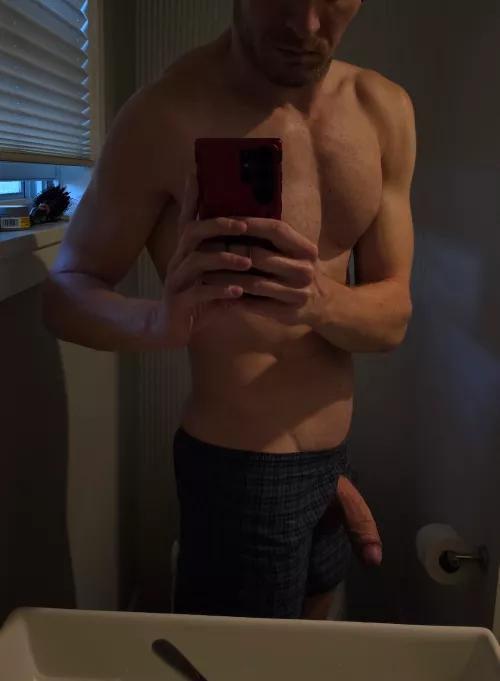 Check my tweets to see me playing with my dick 🍆