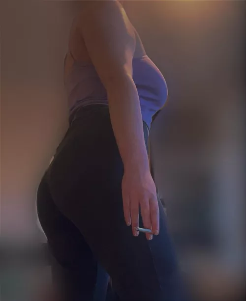 Just seeing me stand here holding my cig is enough to get you all hot and bothered