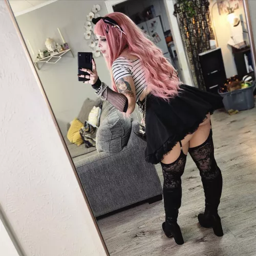 Naomi (@thenaomipeaches)