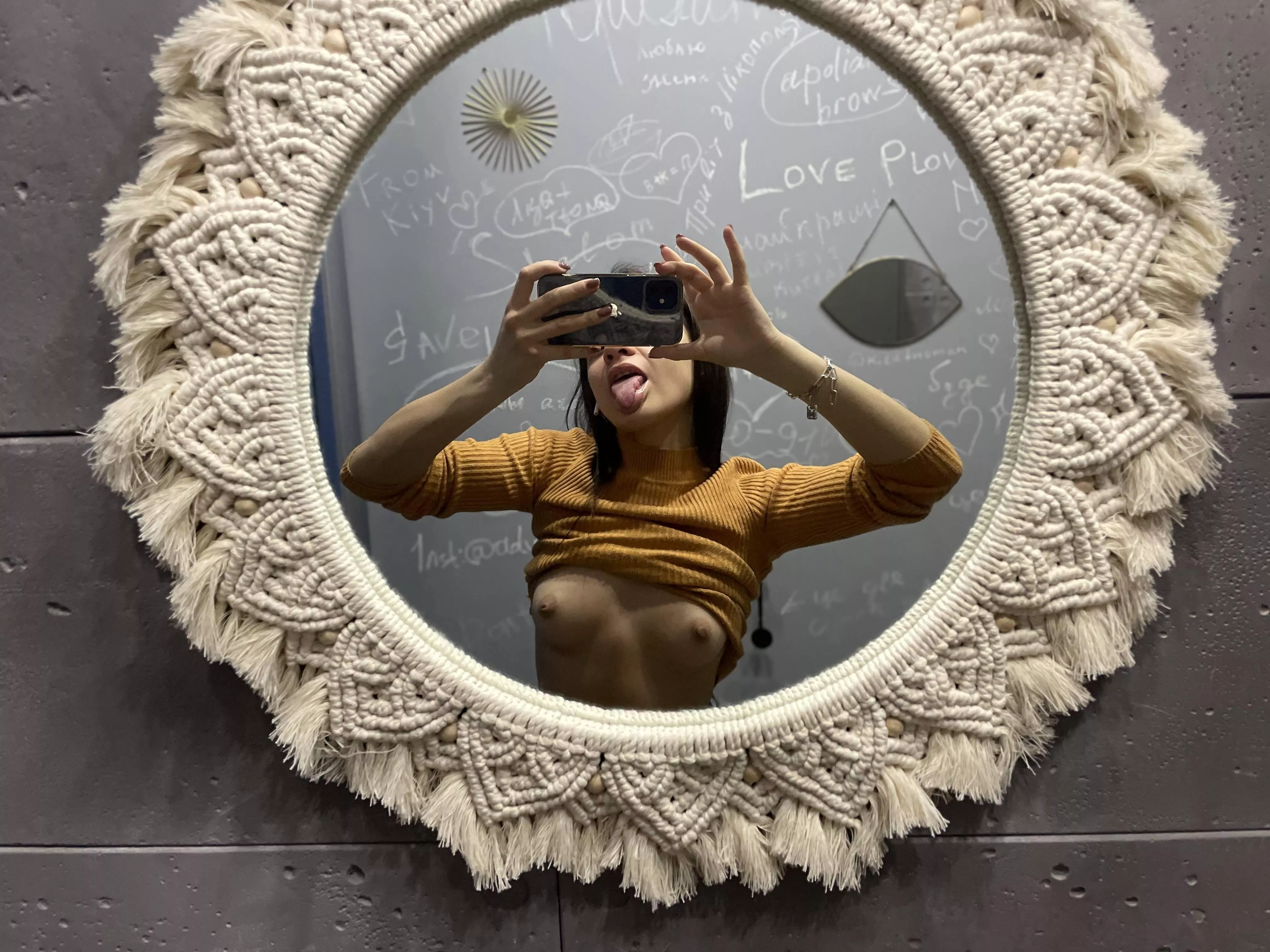 There is poor ventilation in the coffee toilet, it gets too hot