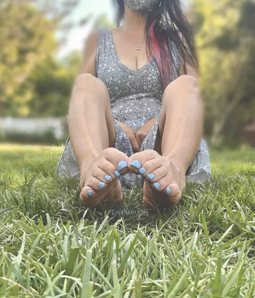 A few more 📸 before changing out the blue toenails 🩵