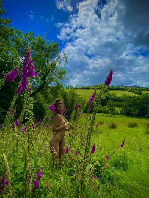 This Welsh hippie takes acid and frolics naked in the foxgloves 🥰💫