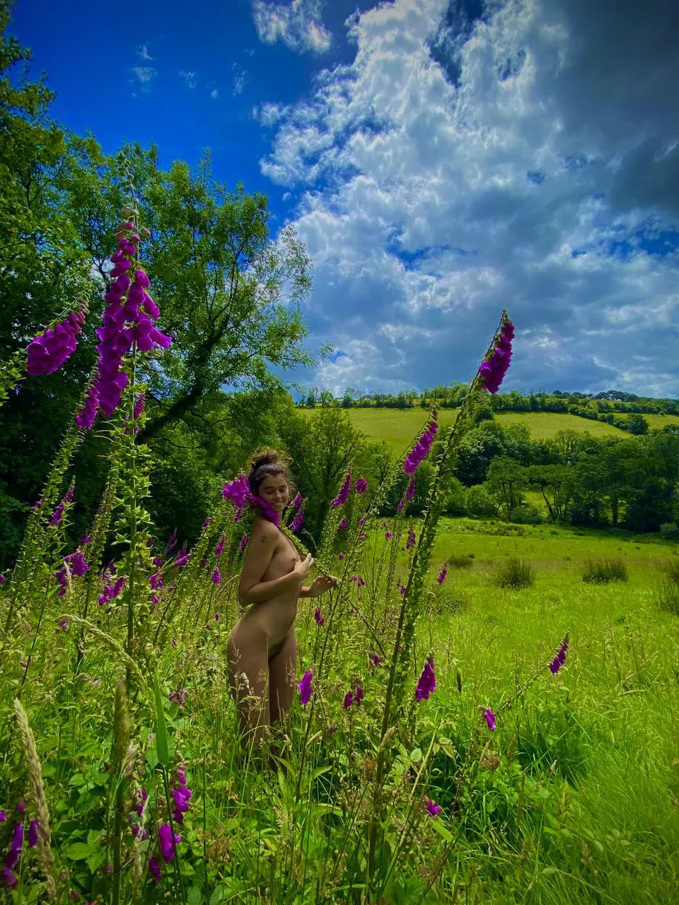 This Welsh hippie takes acid and frolics naked in the foxgloves 🥰💫