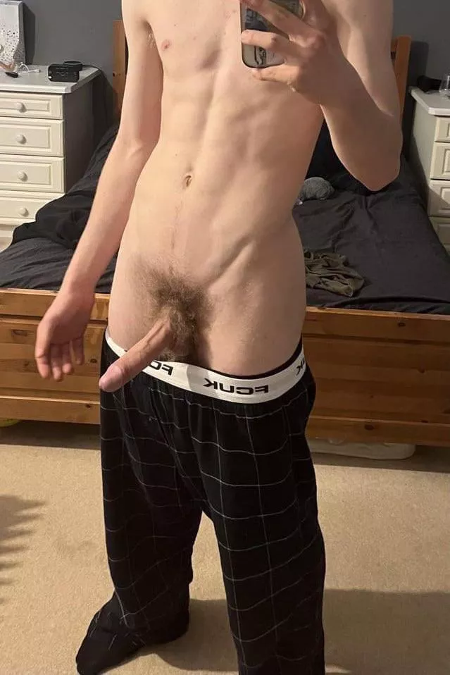 whoever messages me gets a free nude and trade ;)