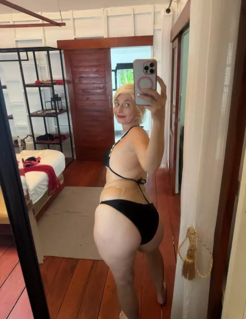 Come lick me from behind