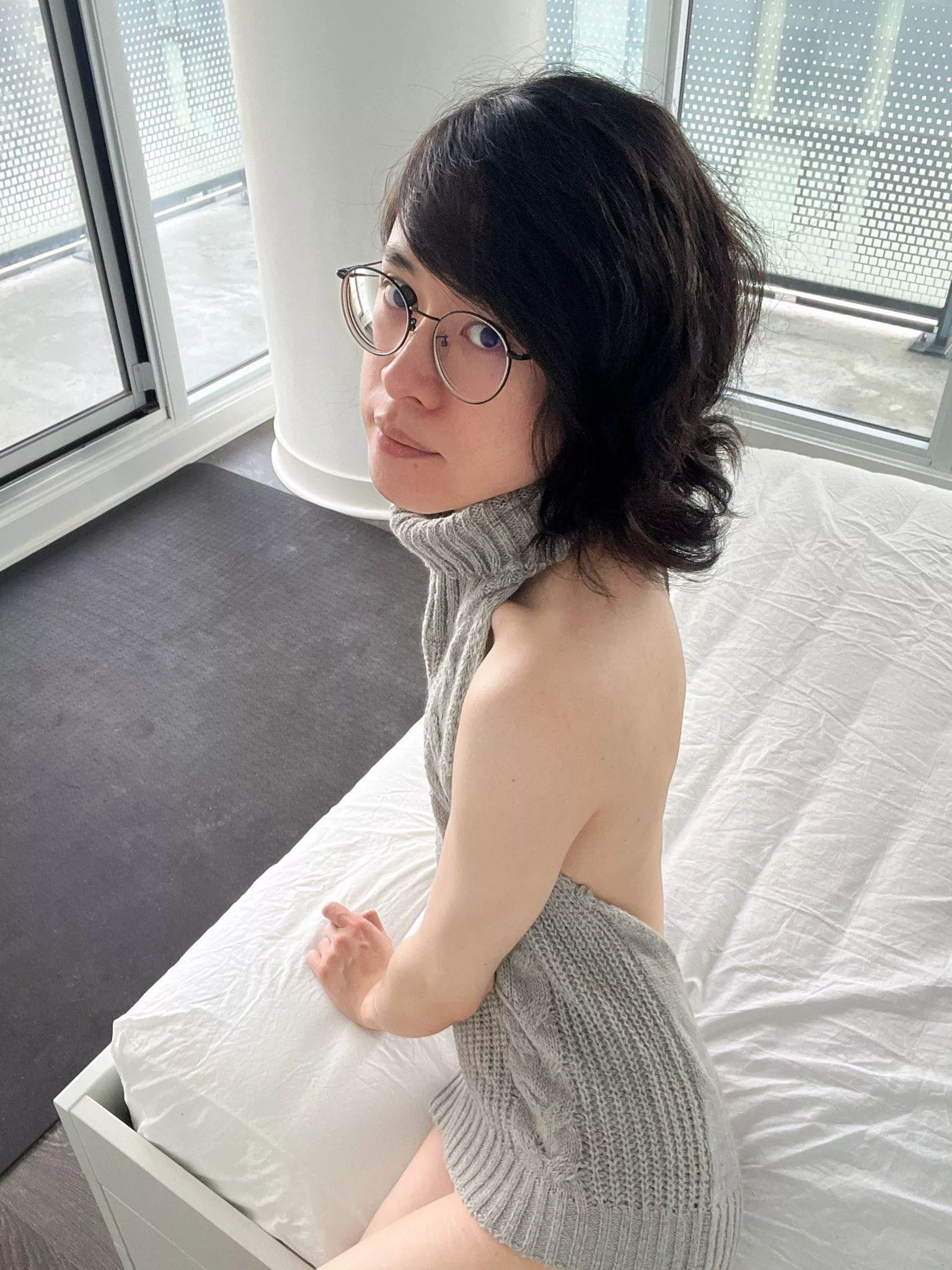 Could you help me to tie the knot in the back of me? :3
