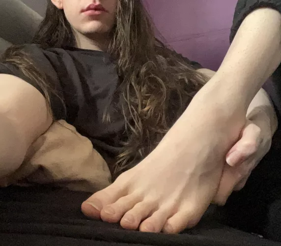 Do you like goth Girls with small feet?