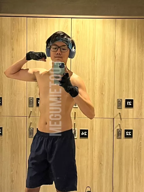 Flexing 💪🏼 my tiny bicep. 🙈 