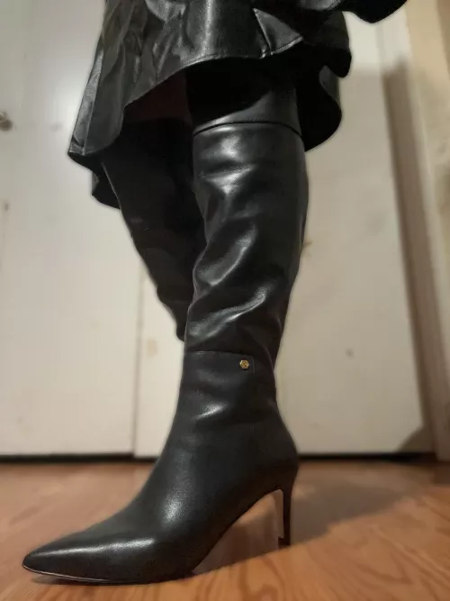 Ignore the wrinkles on my skirt 