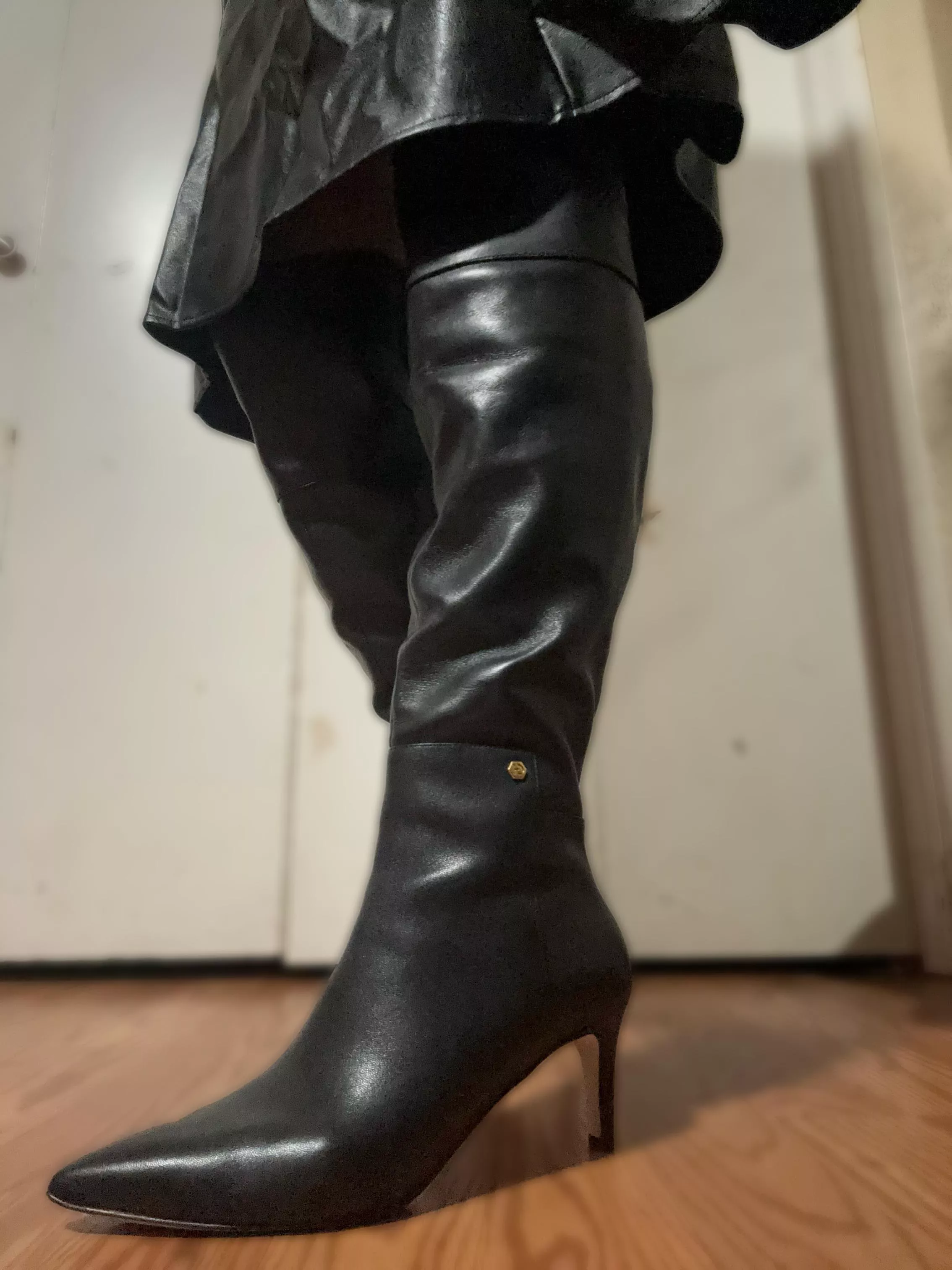 Ignore the wrinkles on my skirt 