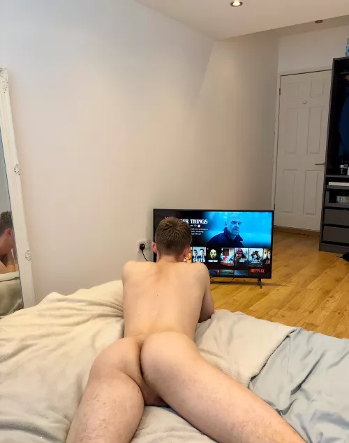 Is my 🍑 cute enough to make you turn off the TV??