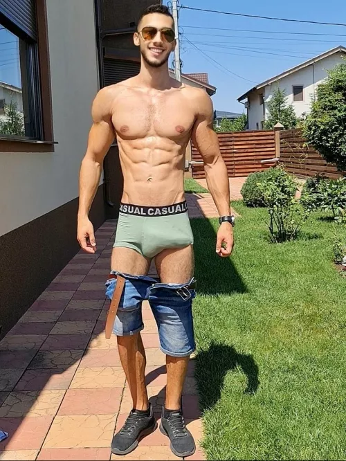 Smile, muscles or 🍆 ?