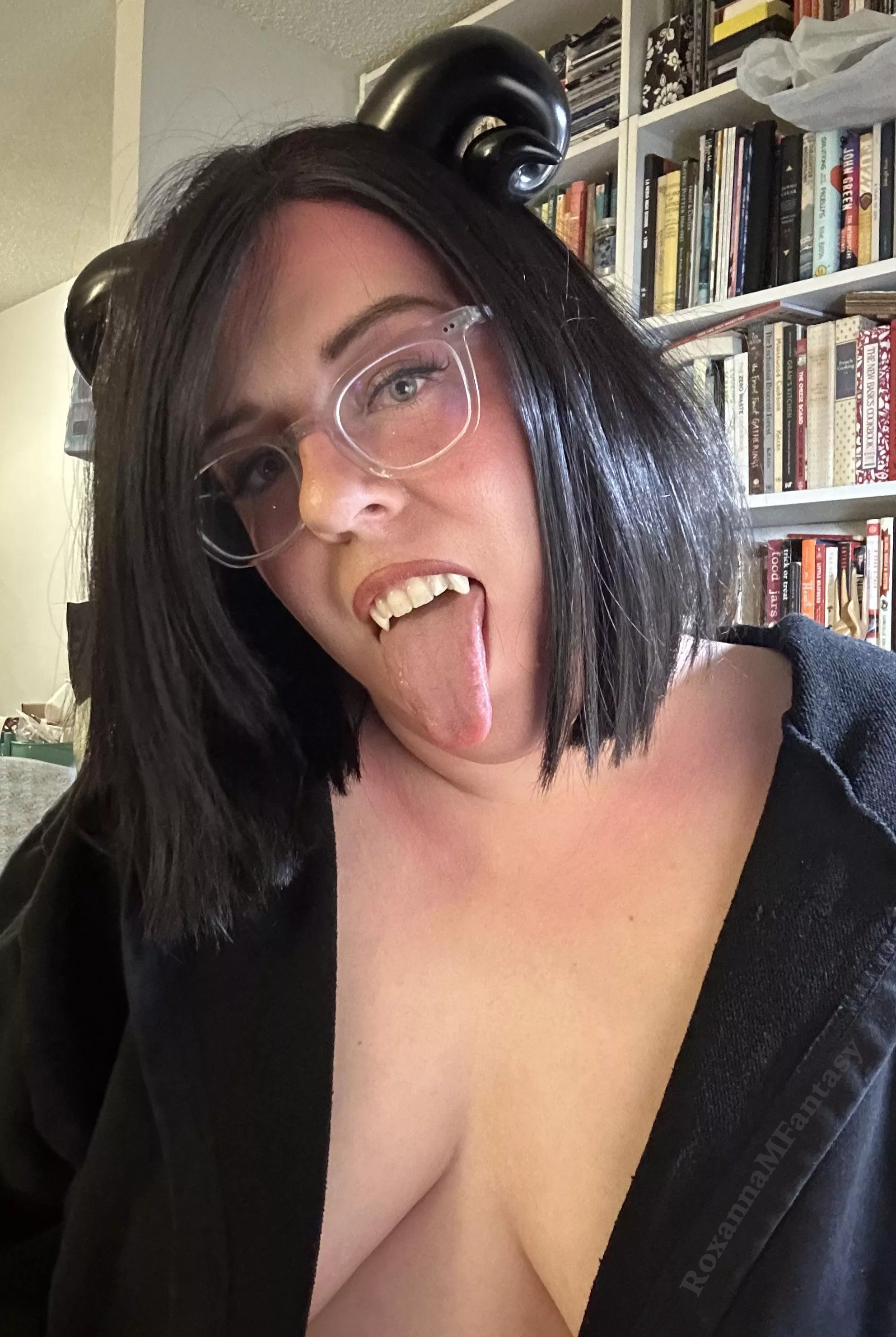 Tiefling really wants your meat (she ran out of rations)