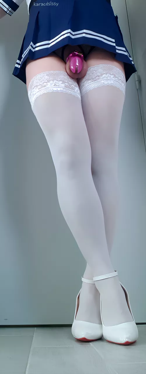 Wears the skirt high enough to show the clitty 🙄