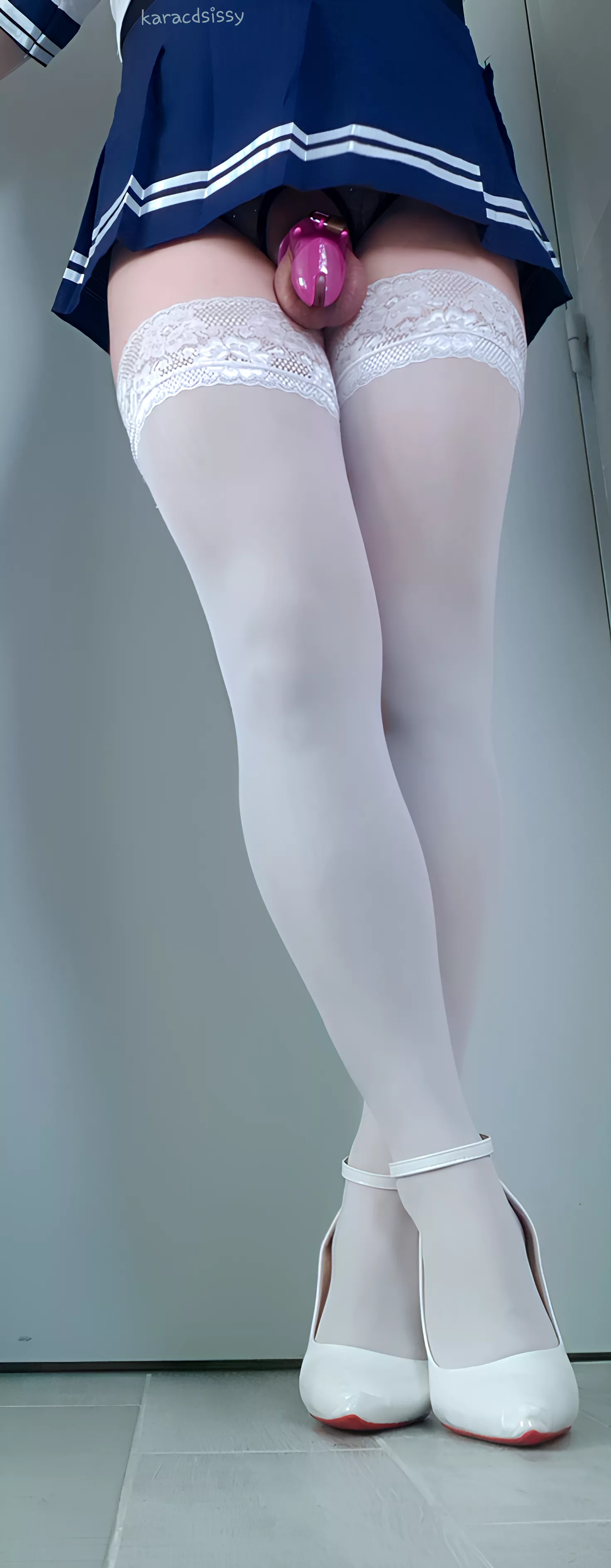 Wears the skirt high enough to show the clitty 🙄