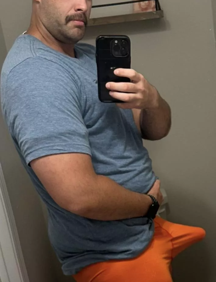 (33) a thick dad and a good bulge who’s pulling it out?