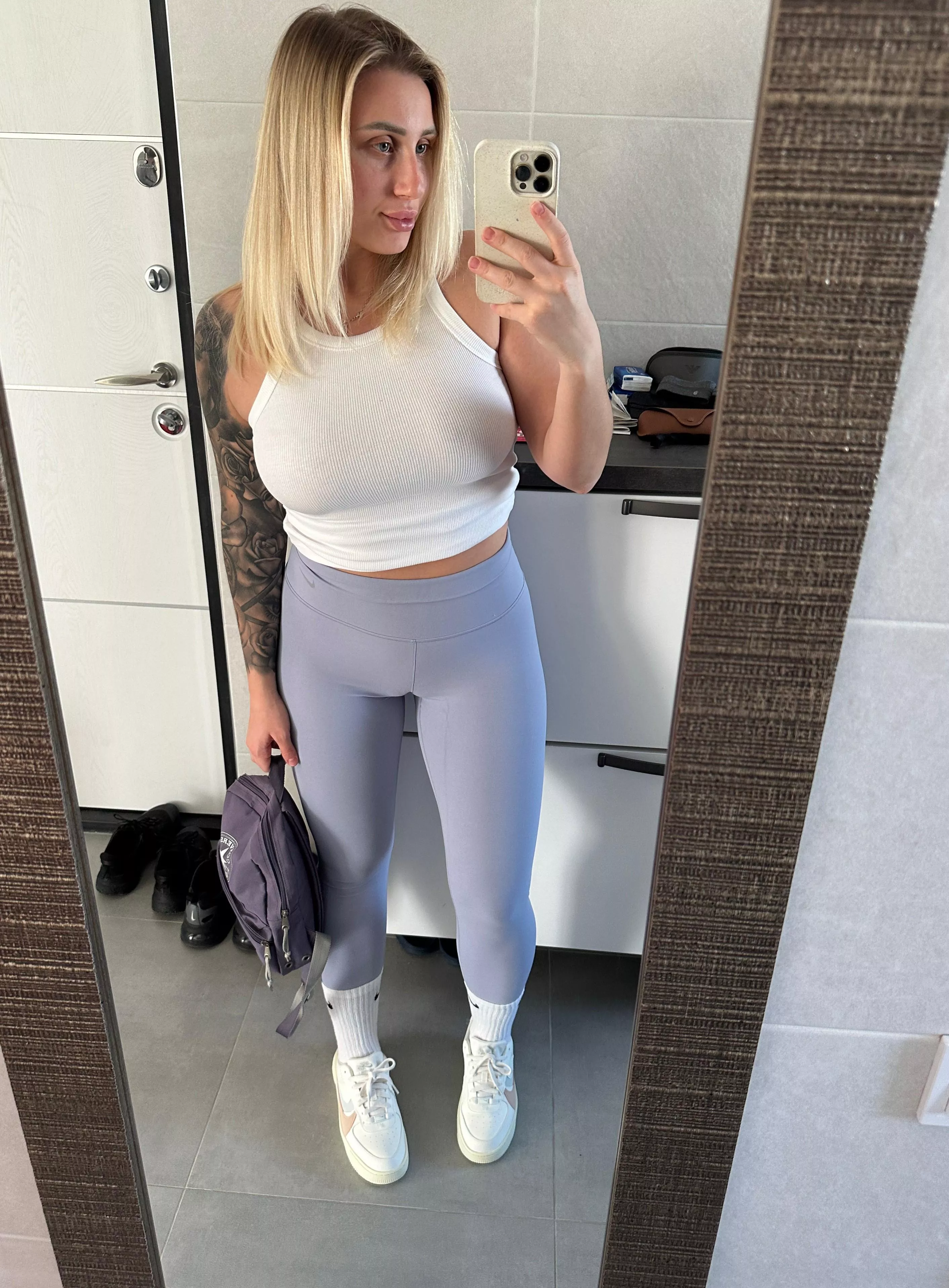 don't look at the cameltoe hihi