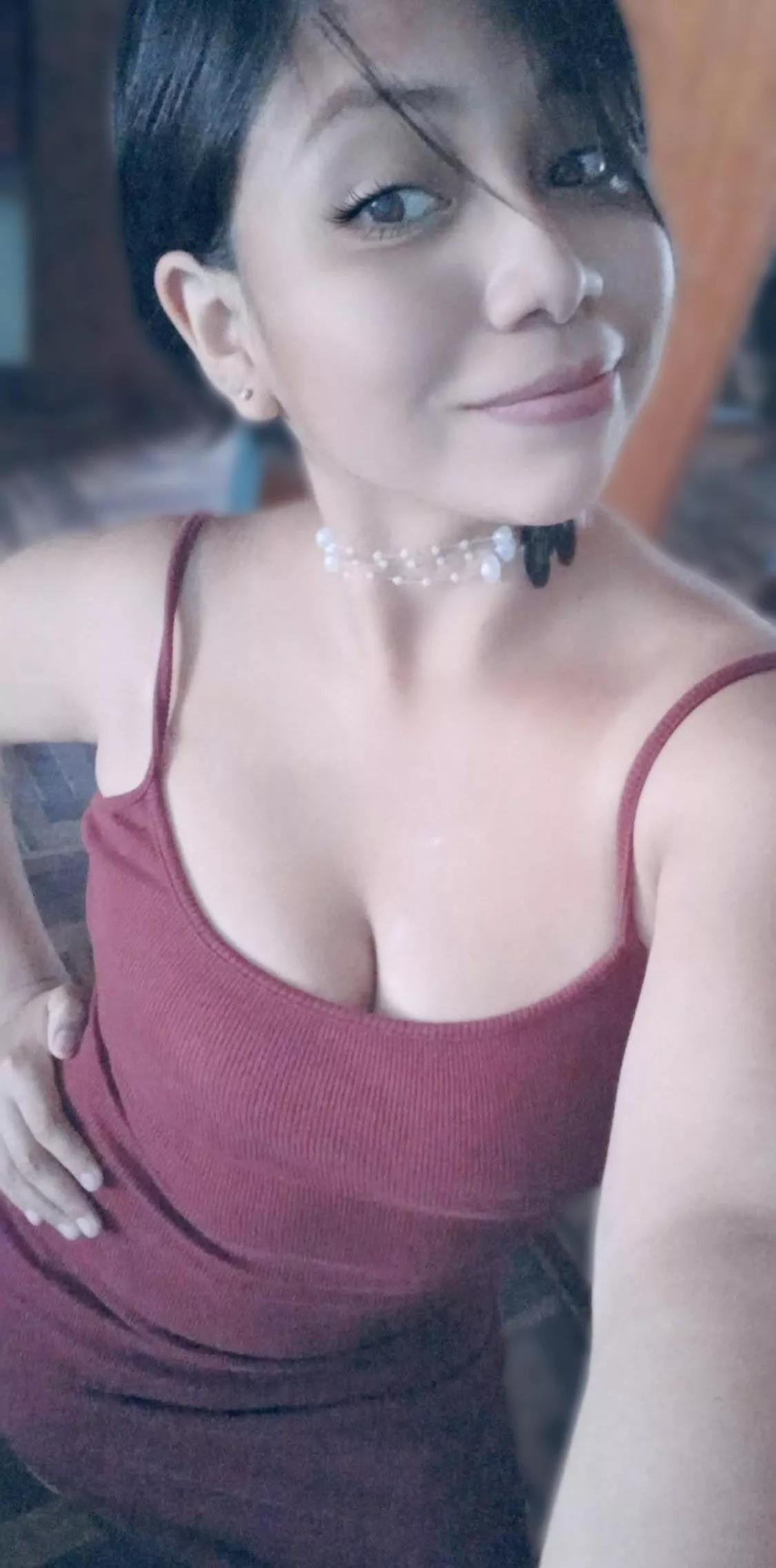 (F) short hair and tight dress :)