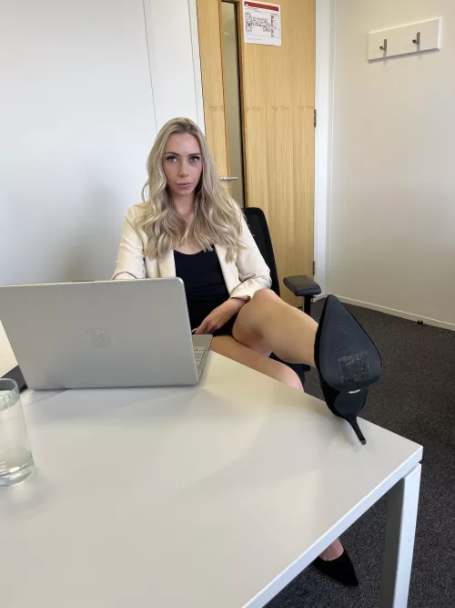 How I sit when I want my boss to stop talking and start fucking me in our meeting☺️