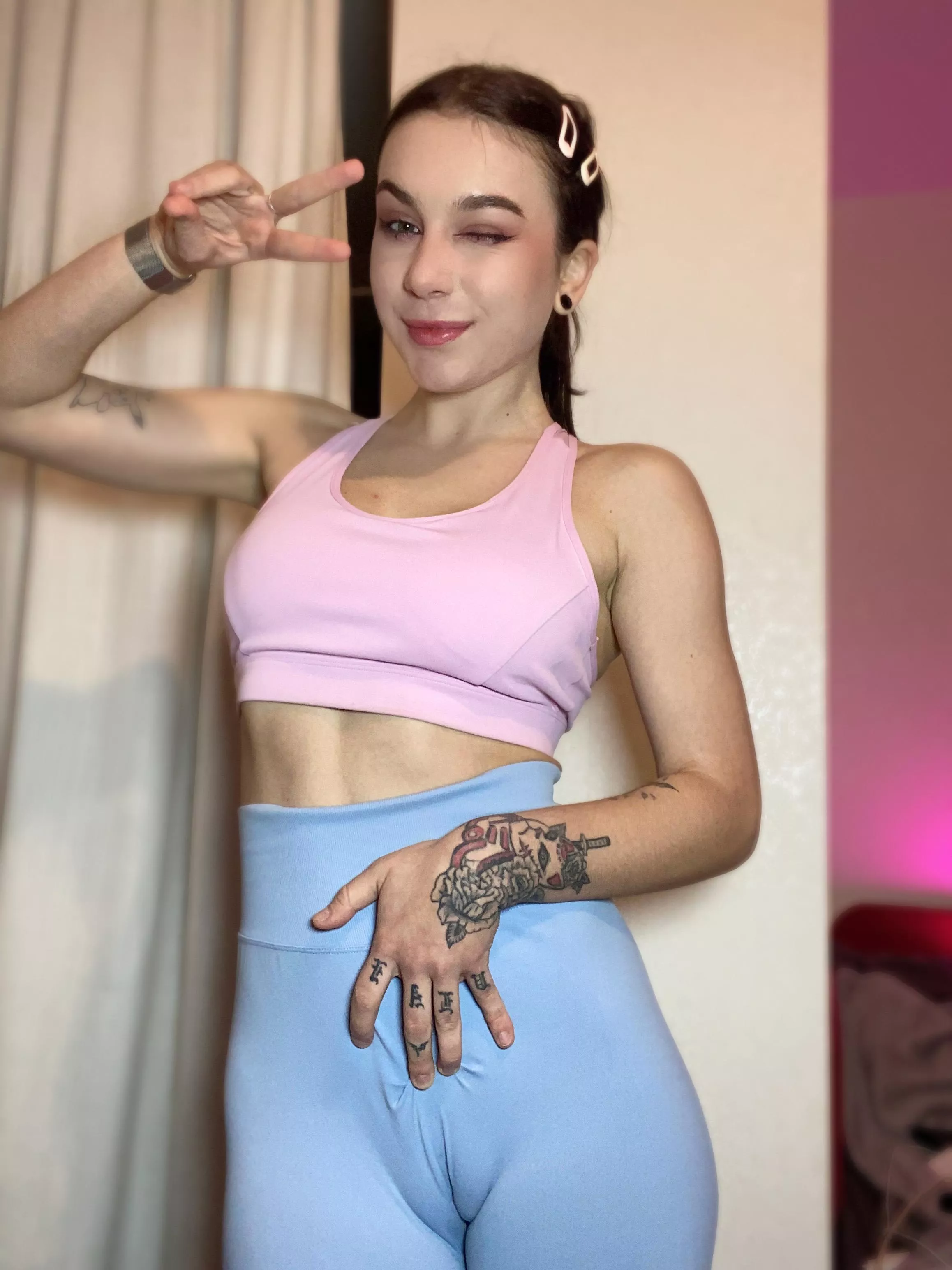 I wear leggings only without panties so that my friend can be seen