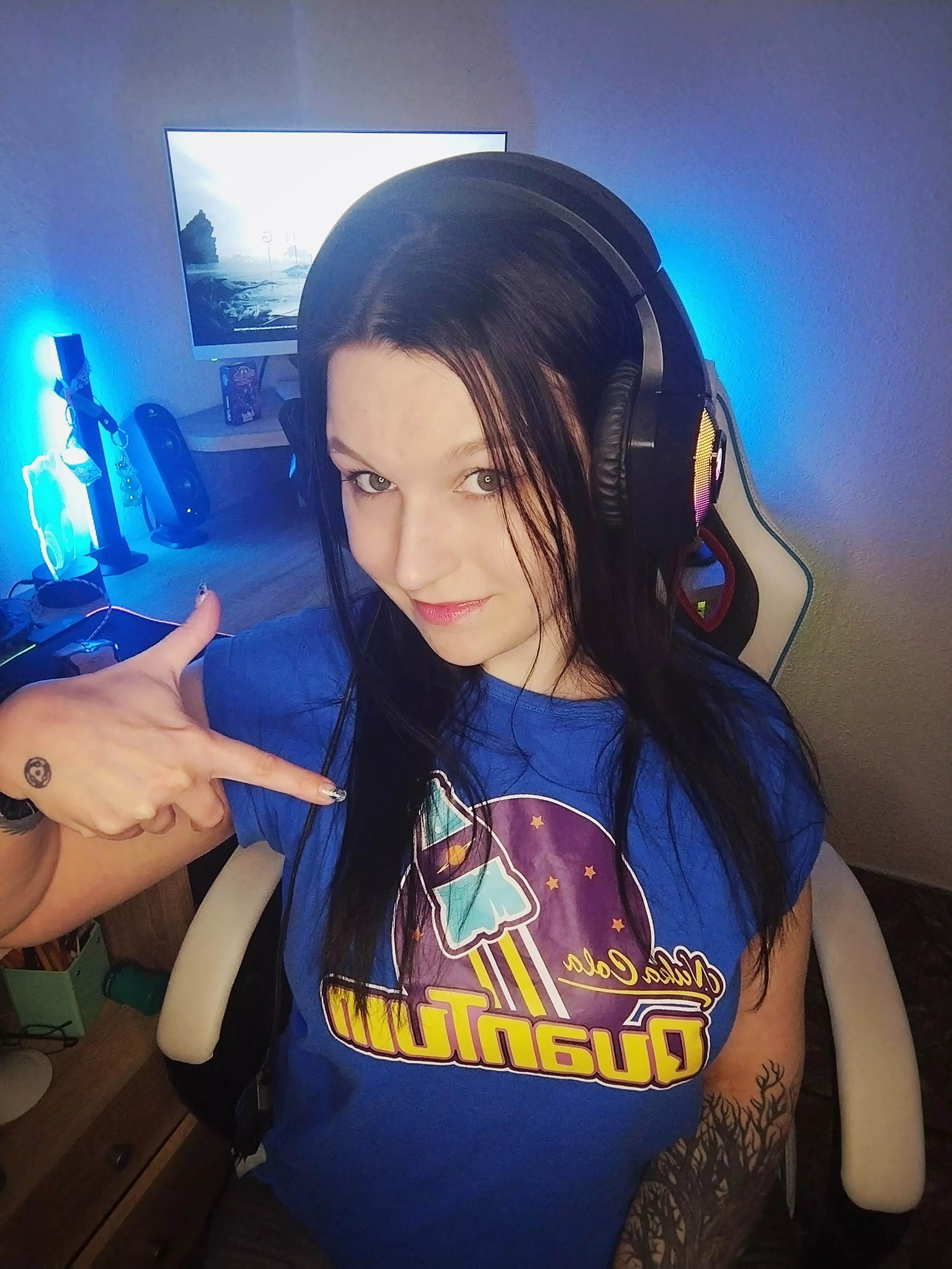 Me as a smiling game girl :) [F]