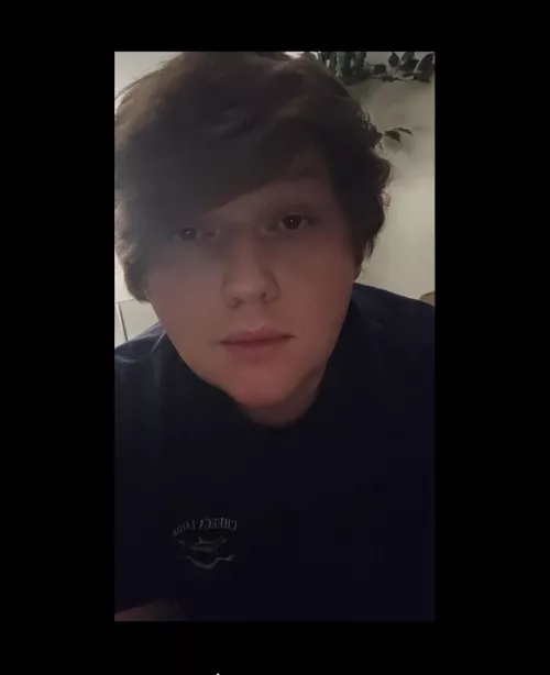 So much hairspray my hair might as well be tin. Who wants to be my gaming husband? 🤣 Playing online is lonely. 