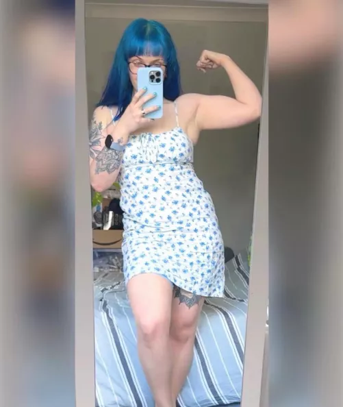 something about a bicep flex in a dress 😳