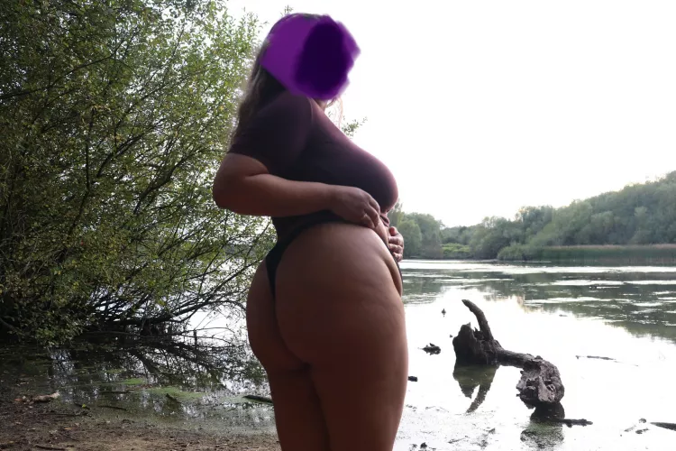Your fav thicc gworl nextdoor is by the lake and needs undressing
