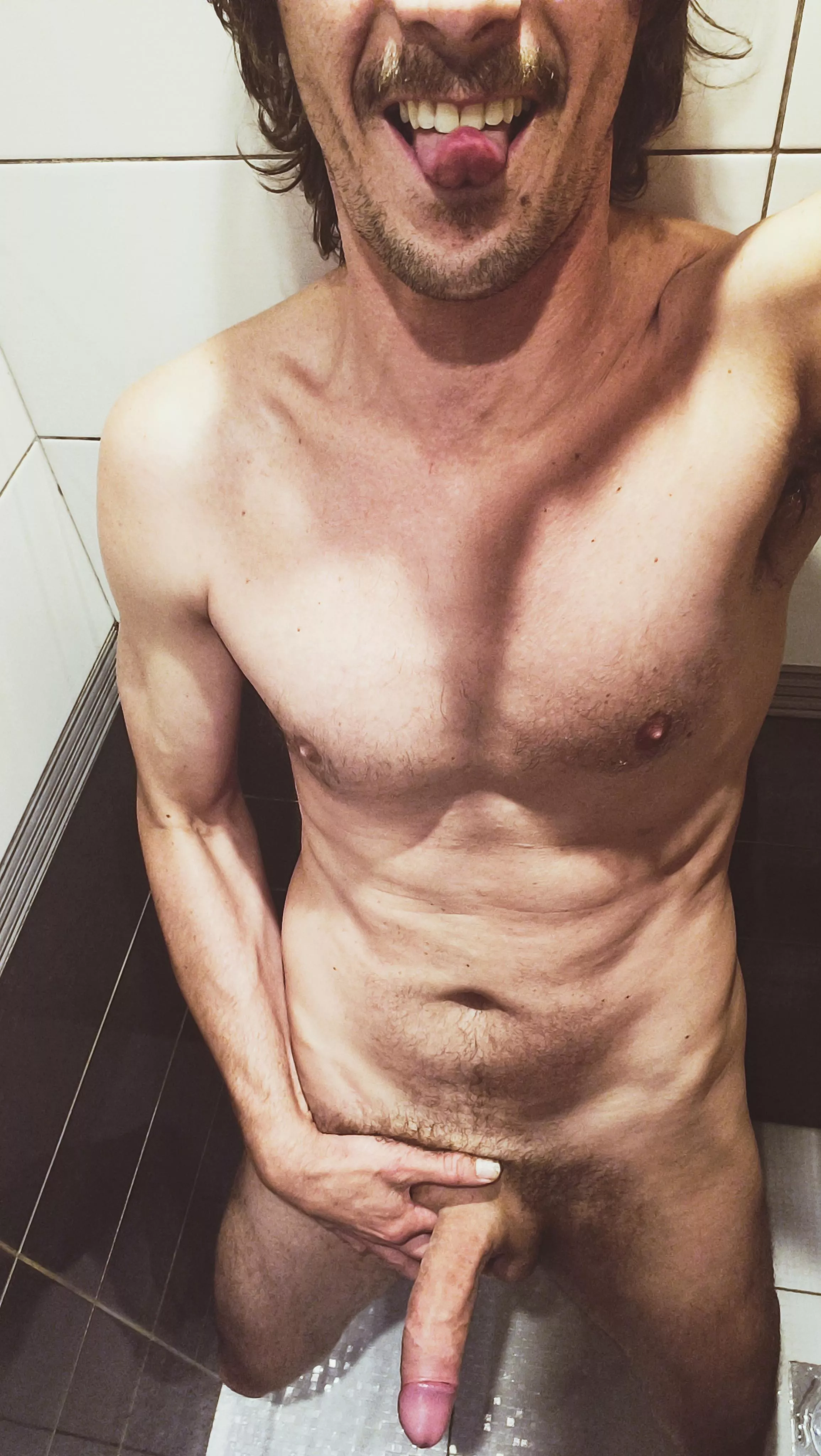 [42] kinda awkward photo but still love to flash for strangers. Hope you like 