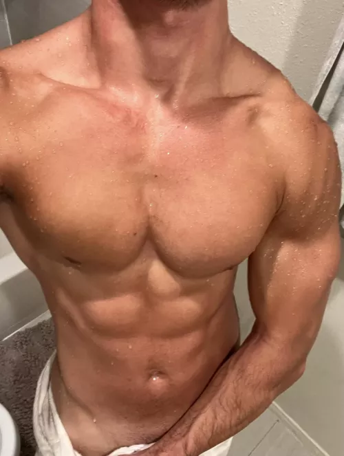 6’3 217lbs getting a lil V check 😎😈