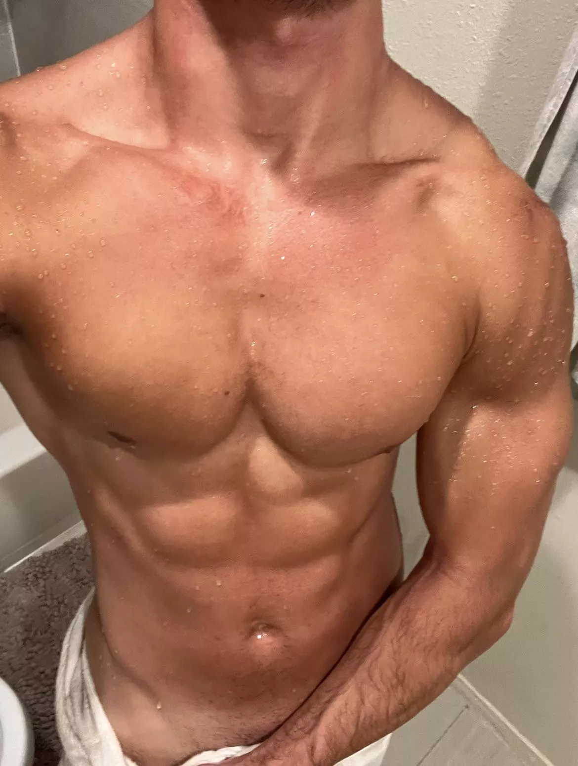 6’3 217lbs getting a lil V check 😎😈