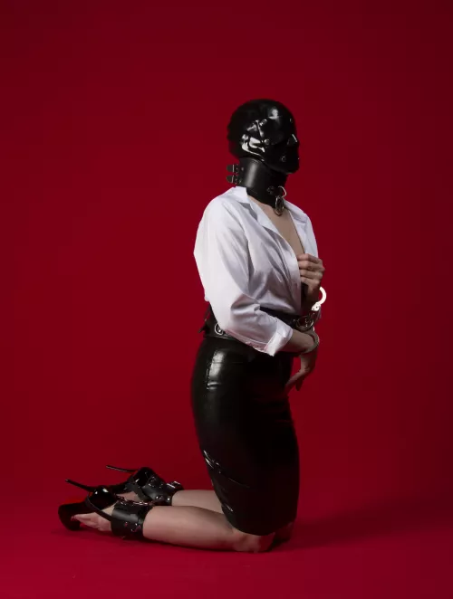 A cute secretary with her sexy hood. 