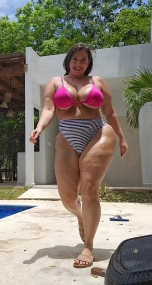 Divorced mom with some thigh ripples 