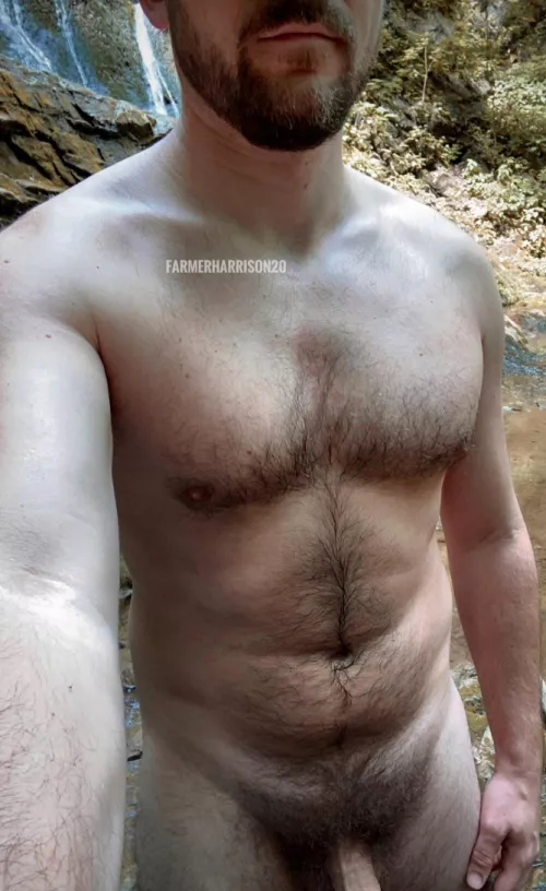 Gay otter with a big bush in his natural territory 🌊